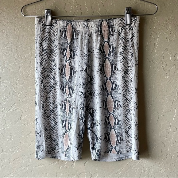 Pretty Little Thing SHAPE TAUPE SNAKE JERSEY BIKE SHORTS - Picture 2 of 7